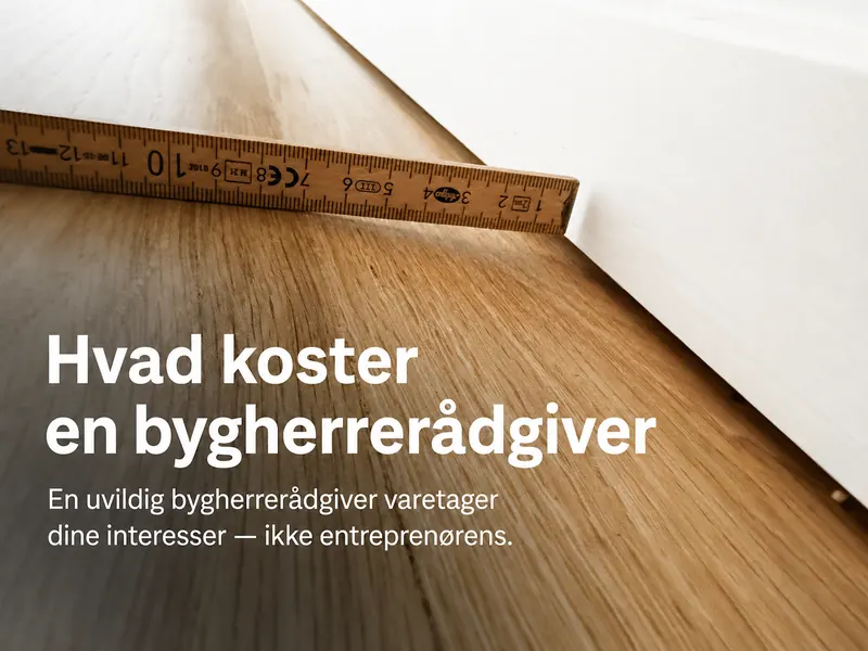 Tommestok på trægulv ved liste — pris på bygherrerådgivning