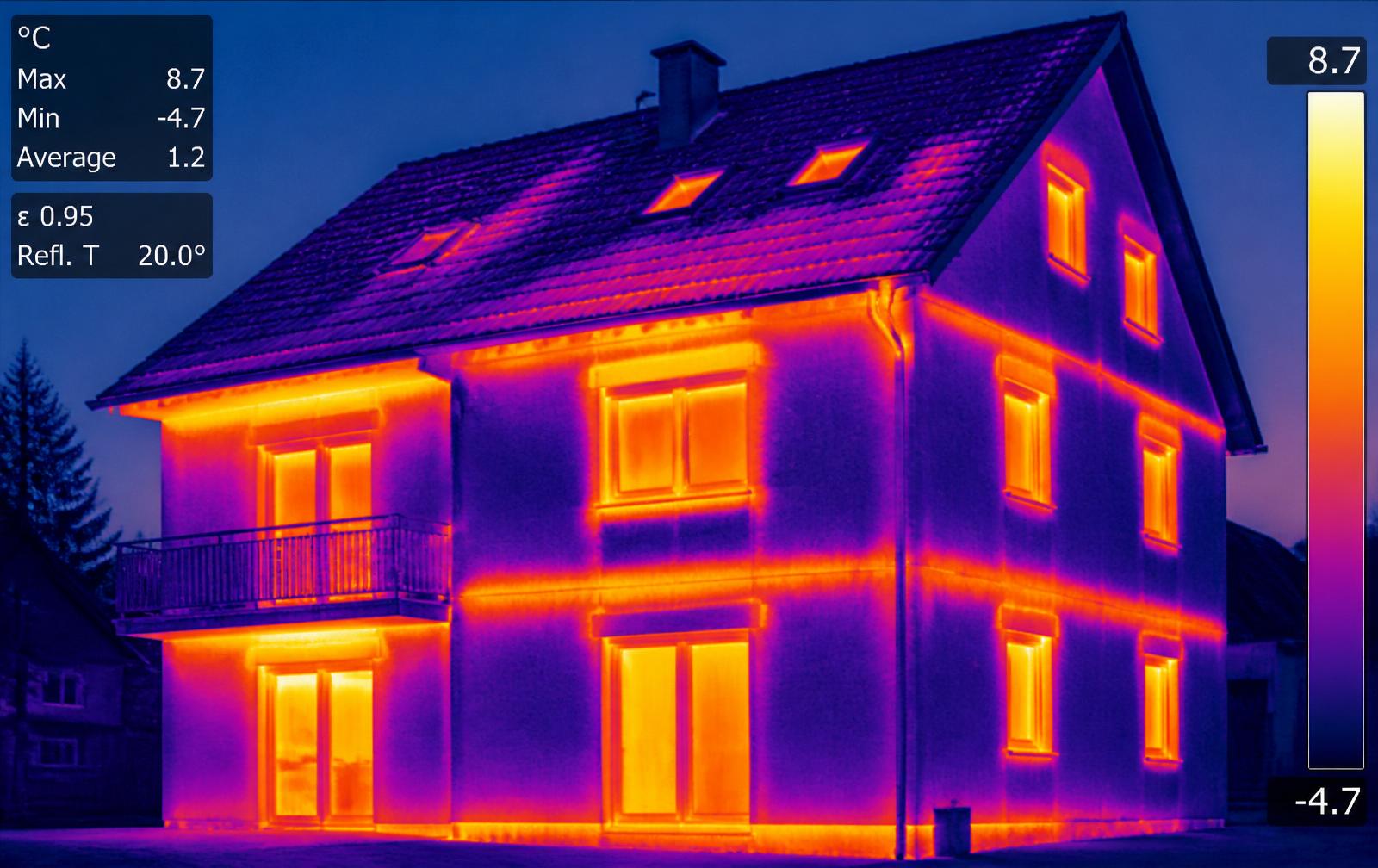 Termografisk billede af husfacade der viser temperaturforskelle i klimaskærmen